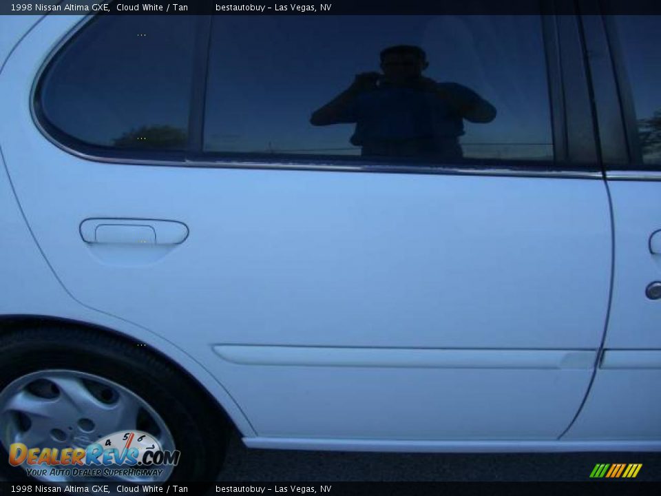 1998 Nissan Altima GXE Cloud White / Tan Photo #12