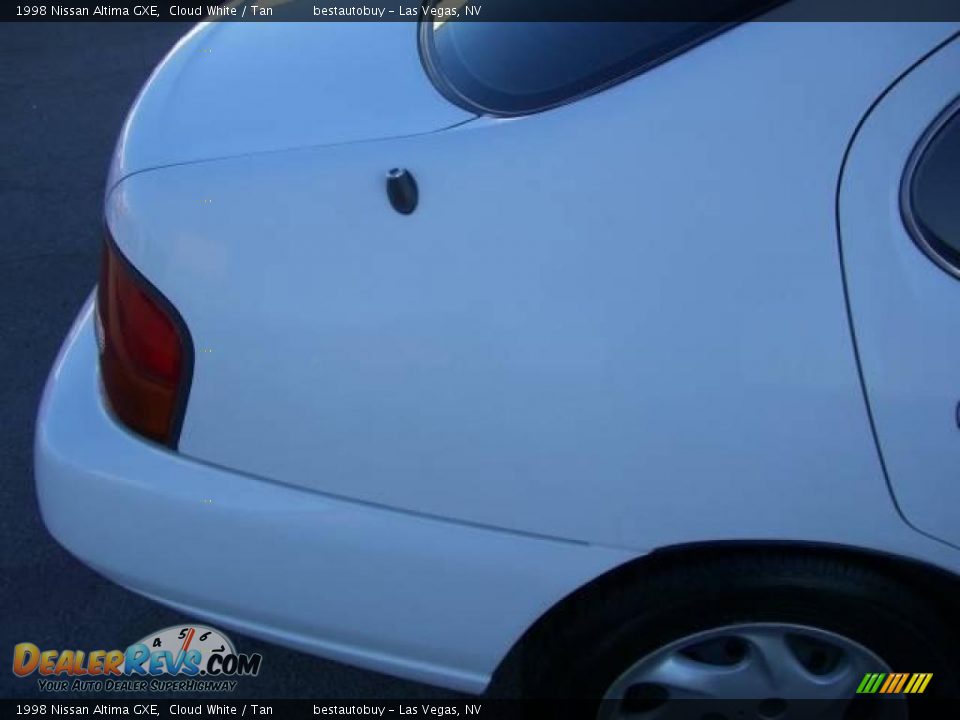 1998 Nissan Altima GXE Cloud White / Tan Photo #13