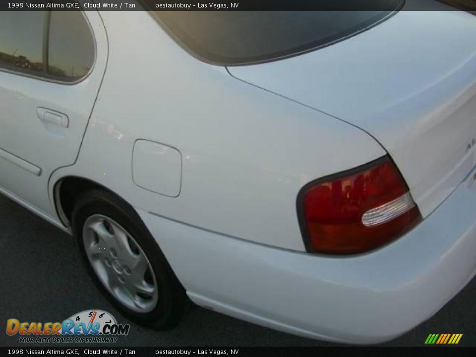 1998 Nissan Altima GXE Cloud White / Tan Photo #16