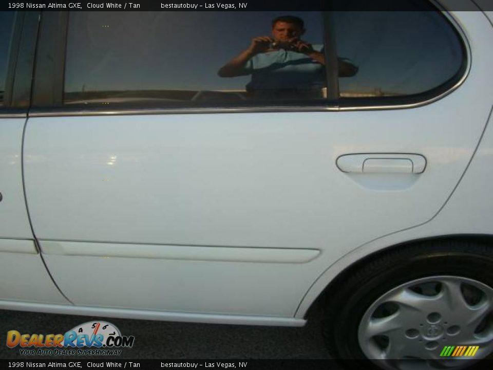 1998 Nissan Altima GXE Cloud White / Tan Photo #17