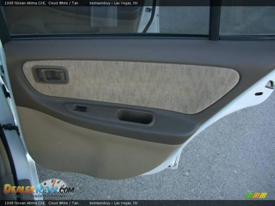 1998 Nissan Altima GXE Cloud White / Tan Photo #24
