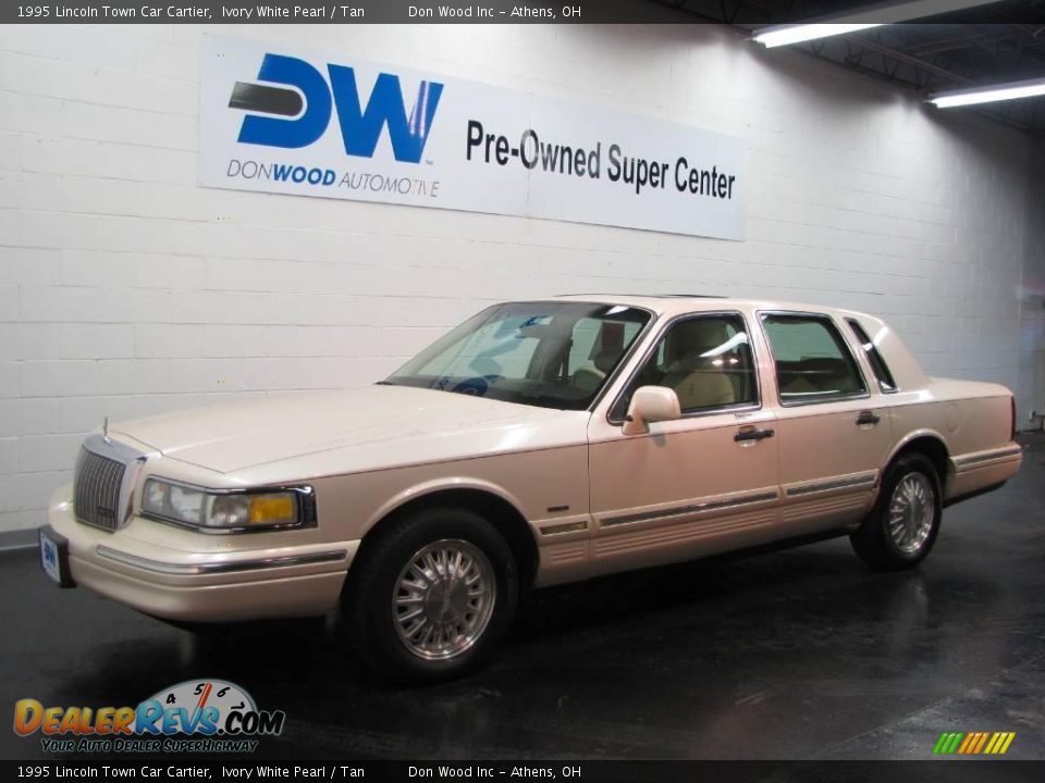 1995 Lincoln Town Car Cartier Ivory White Pearl / Tan Photo #2