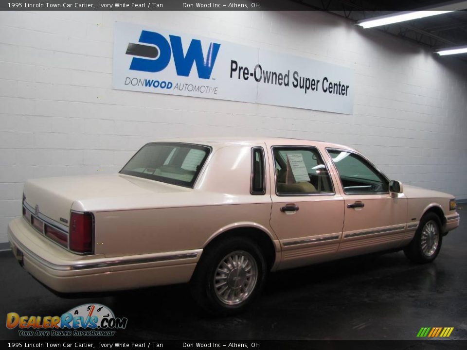 1995 Lincoln Town Car Cartier Ivory White Pearl / Tan Photo #4