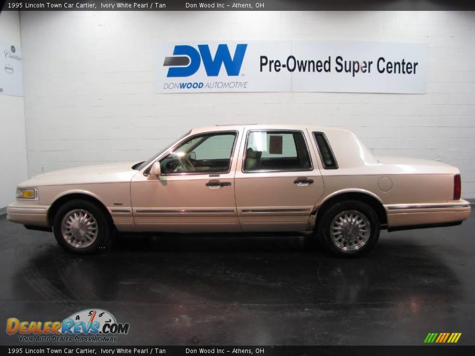 1995 Lincoln Town Car Cartier Ivory White Pearl / Tan Photo #5