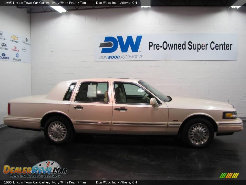 1995 Lincoln Town Car Cartier Ivory White Pearl / Tan Photo #6