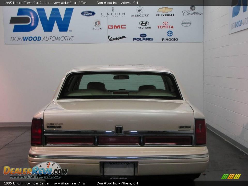 1995 Lincoln Town Car Cartier Ivory White Pearl / Tan Photo #7