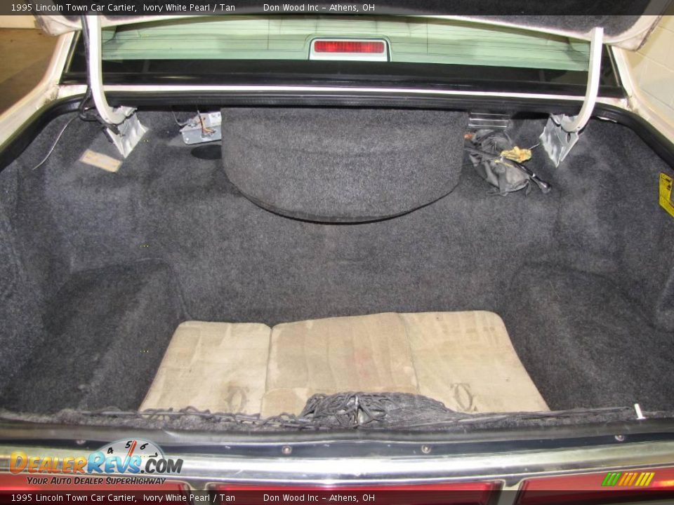 1995 Lincoln Town Car Cartier Ivory White Pearl / Tan Photo #13