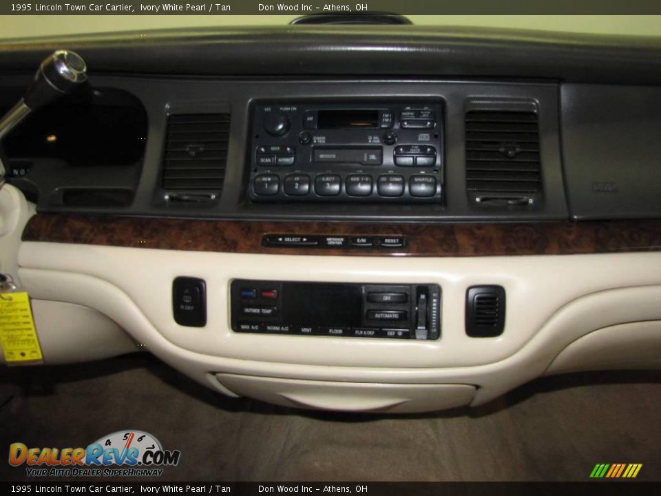1995 Lincoln Town Car Cartier Ivory White Pearl / Tan Photo #14