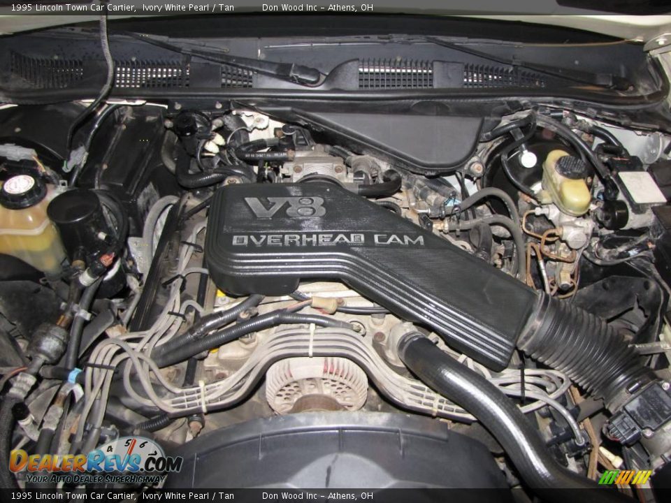 1995 Lincoln Town Car Cartier Ivory White Pearl / Tan Photo #16