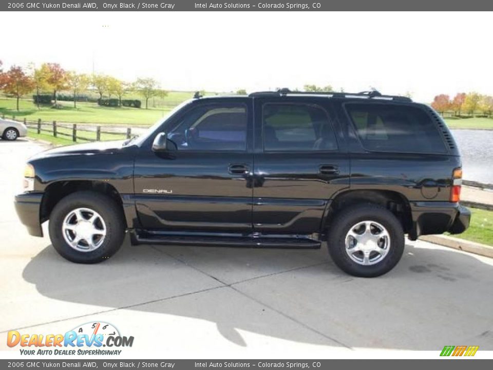 2006 GMC Yukon Denali AWD Onyx Black / Stone Gray Photo #2