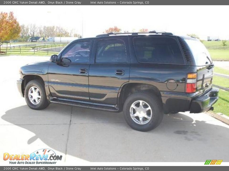 2006 GMC Yukon Denali AWD Onyx Black / Stone Gray Photo #4