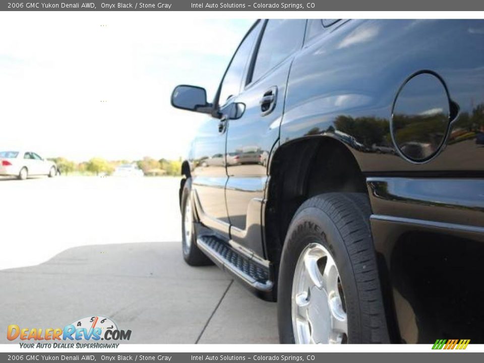 2006 GMC Yukon Denali AWD Onyx Black / Stone Gray Photo #10