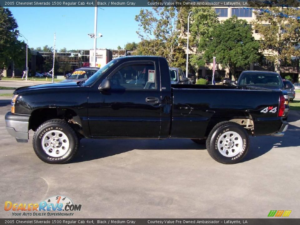 2005 Chevrolet Silverado 1500 Regular Cab 4x4 Black / Medium Gray Photo #2