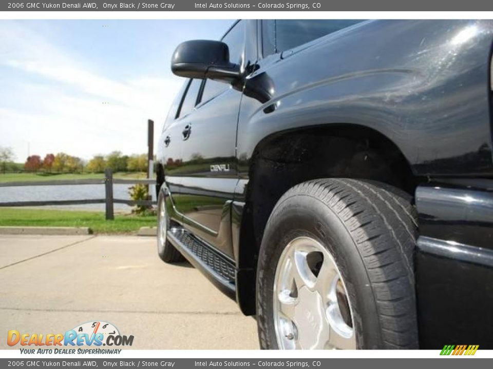 2006 GMC Yukon Denali AWD Onyx Black / Stone Gray Photo #14