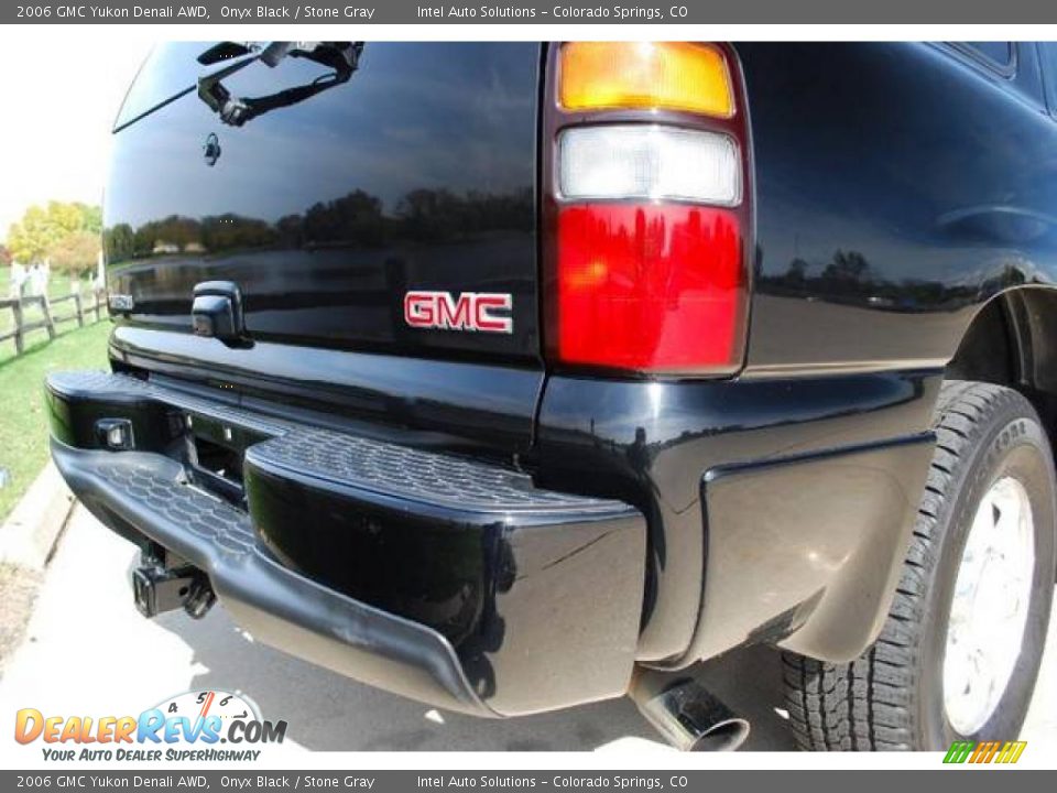 2006 GMC Yukon Denali AWD Onyx Black / Stone Gray Photo #15