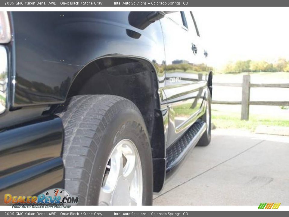 2006 GMC Yukon Denali AWD Onyx Black / Stone Gray Photo #17