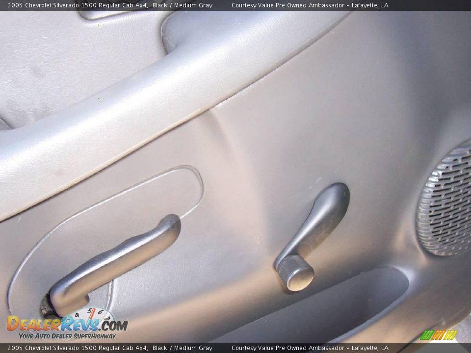 2005 Chevrolet Silverado 1500 Regular Cab 4x4 Black / Medium Gray Photo #9