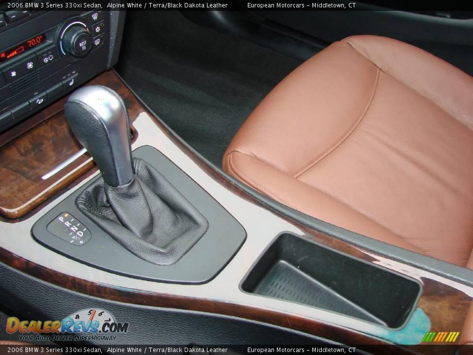 2006 BMW 3 Series 330xi Sedan Alpine White / Terra/Black Dakota Leather Photo #16