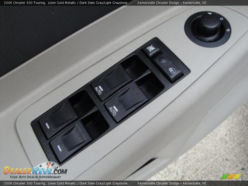 2006 Chrysler 300 Touring Linen Gold Metallic / Dark Slate Gray/Light Graystone Photo #28