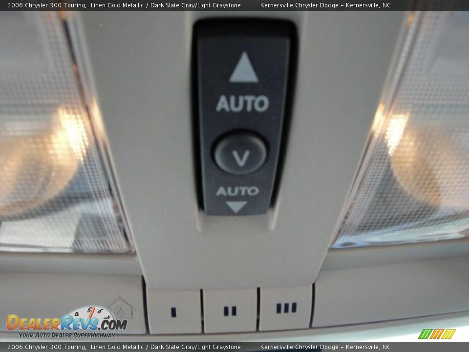 2006 Chrysler 300 Touring Linen Gold Metallic / Dark Slate Gray/Light Graystone Photo #31