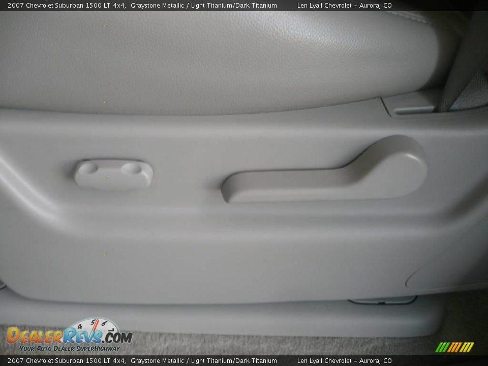 2007 Chevrolet Suburban 1500 LT 4x4 Graystone Metallic / Light Titanium/Dark Titanium Photo #27
