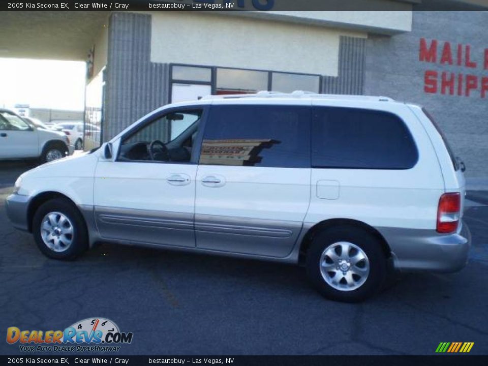 2005 Kia Sedona EX Clear White / Gray Photo #2