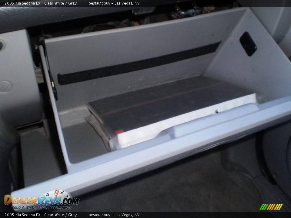 2005 Kia Sedona EX Clear White / Gray Photo #29