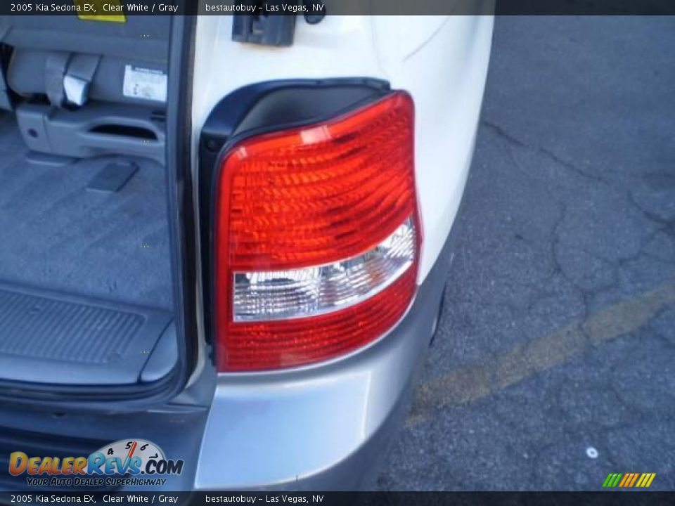 2005 Kia Sedona EX Clear White / Gray Photo #35