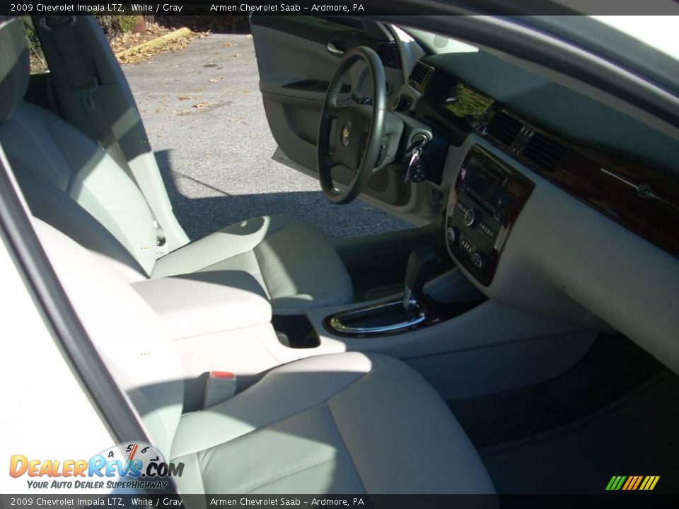 2009 Chevrolet Impala LTZ White / Gray Photo #23