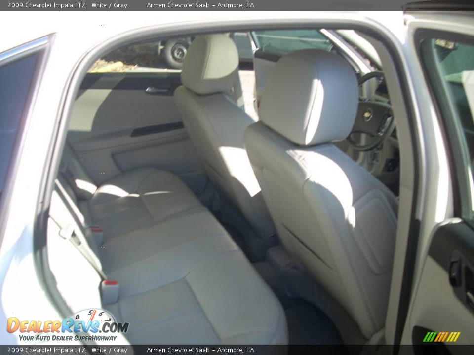 2009 Chevrolet Impala LTZ White / Gray Photo #24