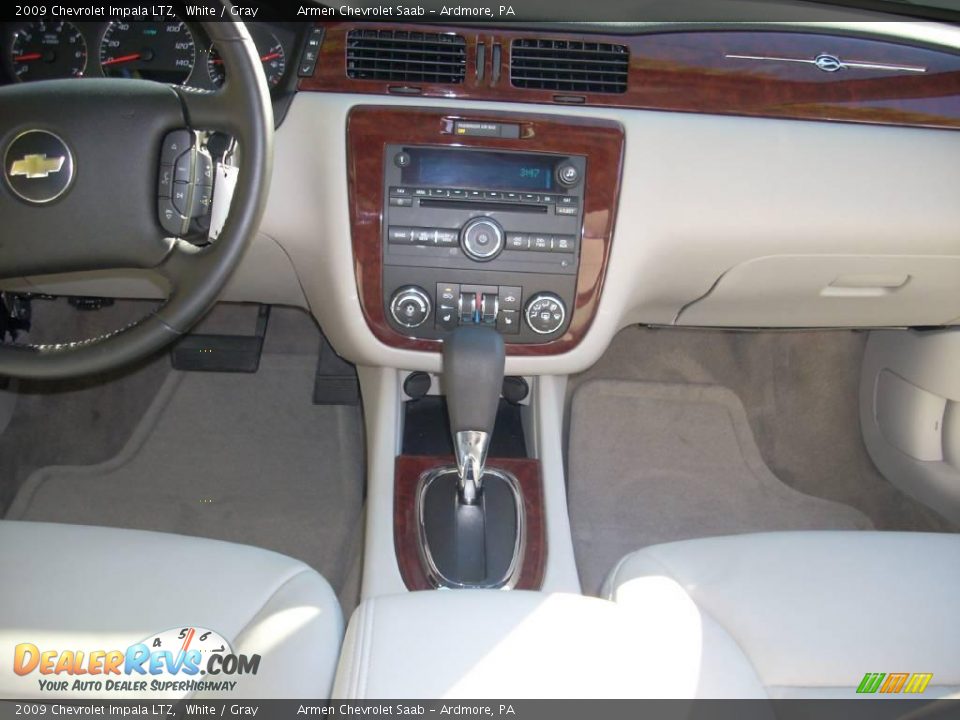 2009 Chevrolet Impala LTZ White / Gray Photo #25