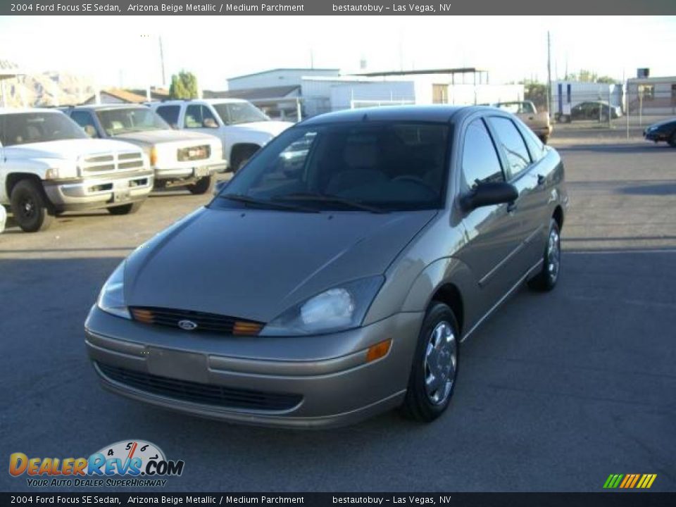 2004 Ford Focus SE Sedan Arizona Beige Metallic / Medium Parchment Photo #2