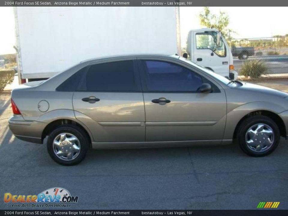 2004 Ford Focus SE Sedan Arizona Beige Metallic / Medium Parchment Photo #4