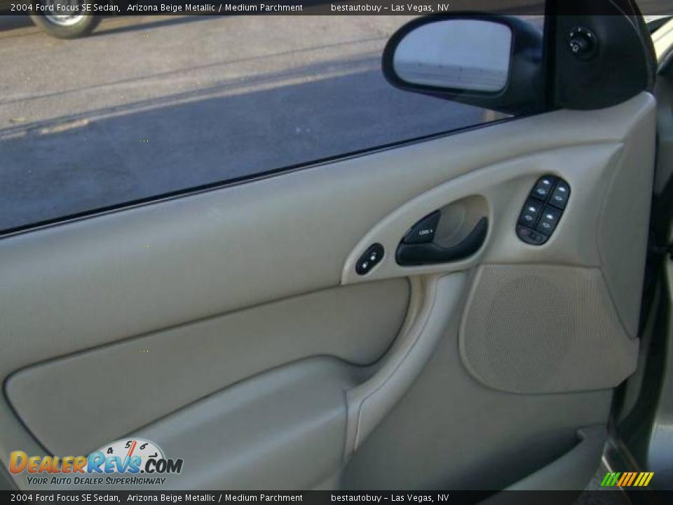 2004 Ford Focus SE Sedan Arizona Beige Metallic / Medium Parchment Photo #10
