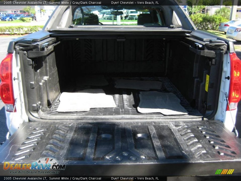 2005 Chevrolet Avalanche LT Summit White / Gray/Dark Charcoal Photo #7