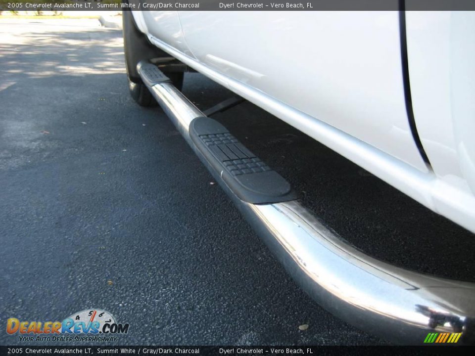 2005 Chevrolet Avalanche LT Summit White / Gray/Dark Charcoal Photo #10