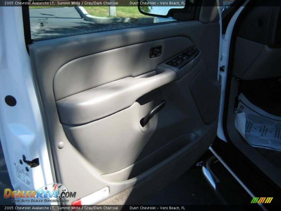 2005 Chevrolet Avalanche LT Summit White / Gray/Dark Charcoal Photo #12