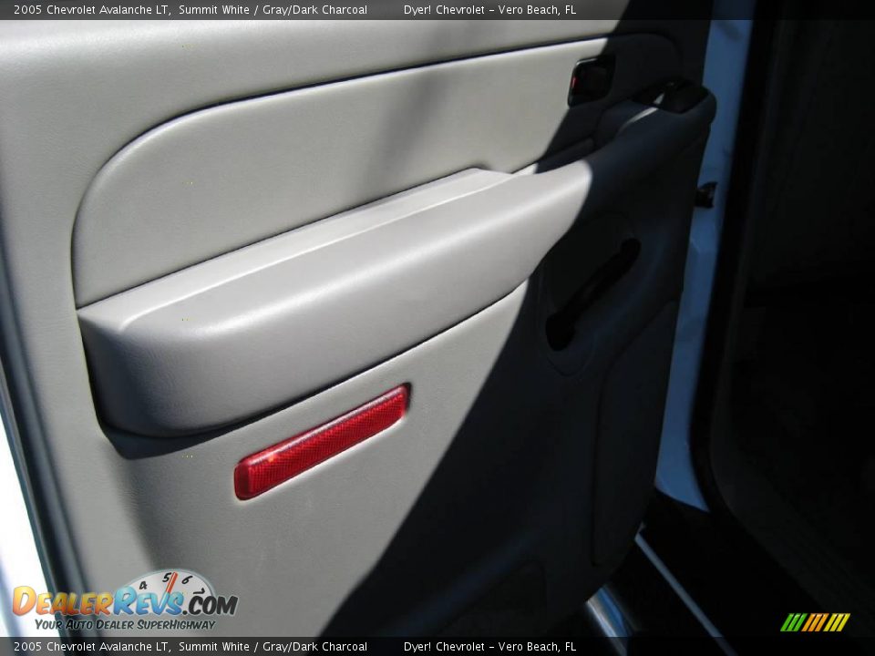 2005 Chevrolet Avalanche LT Summit White / Gray/Dark Charcoal Photo #14