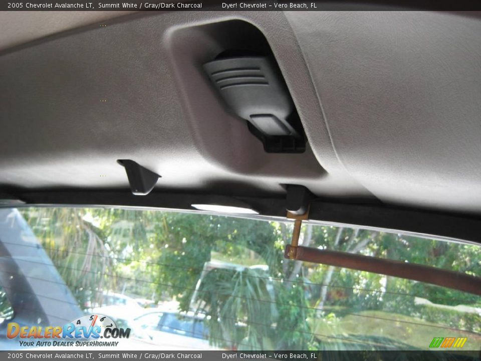 2005 Chevrolet Avalanche LT Summit White / Gray/Dark Charcoal Photo #17