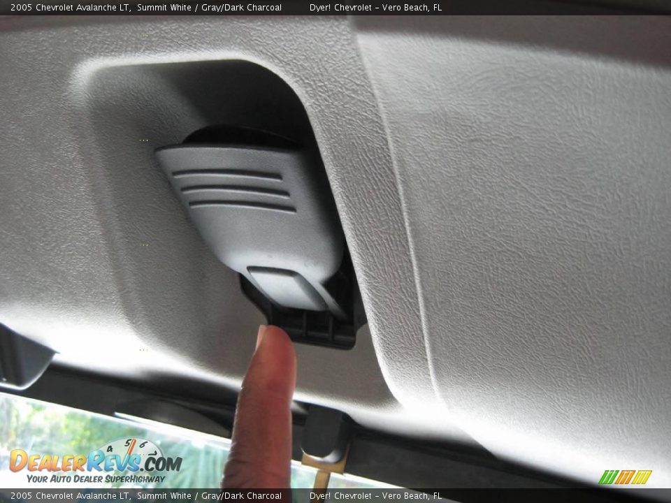 2005 Chevrolet Avalanche LT Summit White / Gray/Dark Charcoal Photo #18