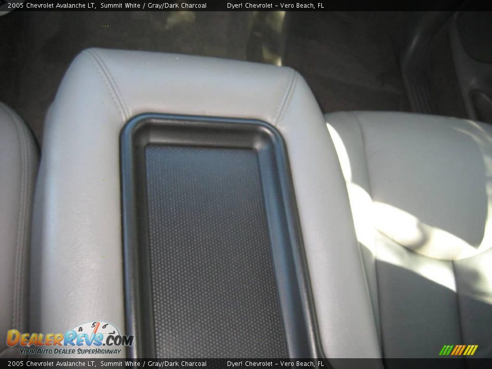 2005 Chevrolet Avalanche LT Summit White / Gray/Dark Charcoal Photo #19