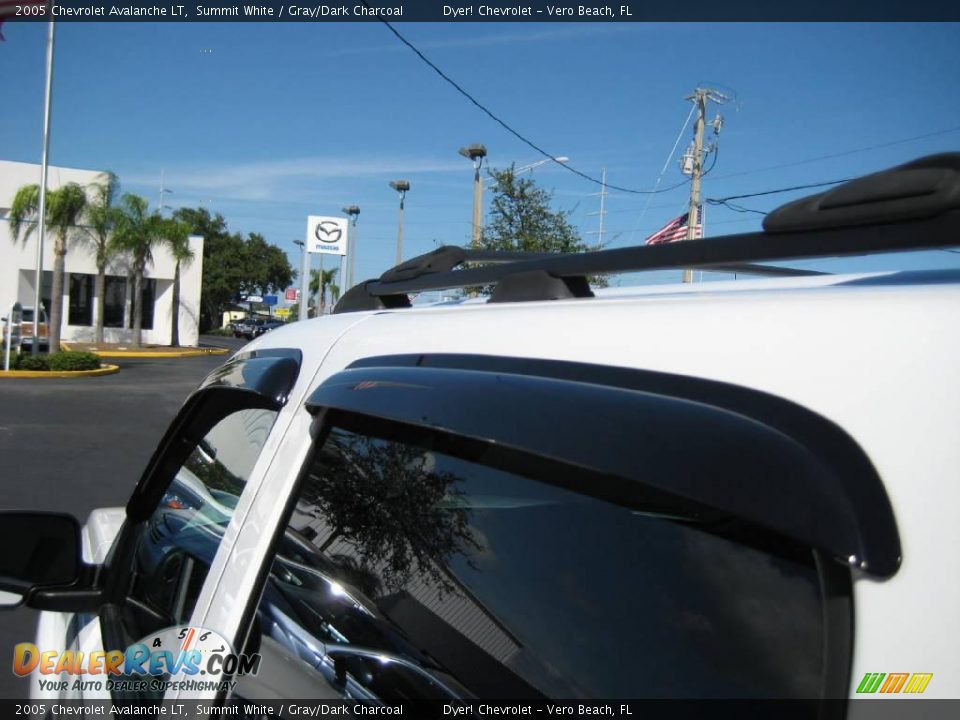 2005 Chevrolet Avalanche LT Summit White / Gray/Dark Charcoal Photo #25
