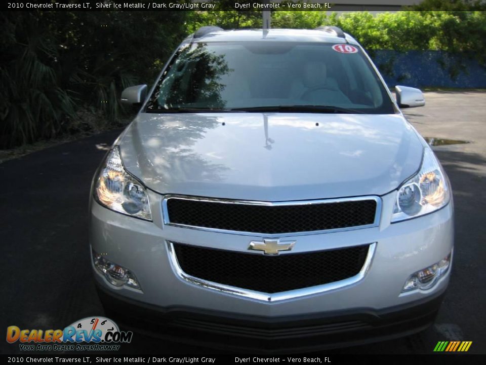 2010 Chevrolet Traverse LT Silver Ice Metallic / Dark Gray/Light Gray Photo #2
