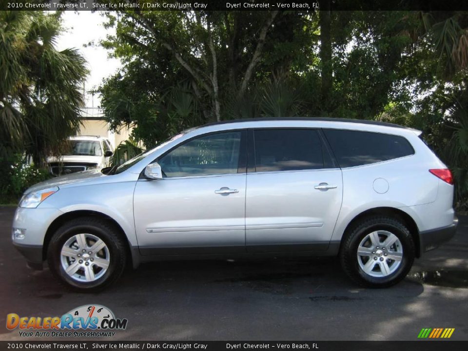 2010 Chevrolet Traverse LT Silver Ice Metallic / Dark Gray/Light Gray Photo #3