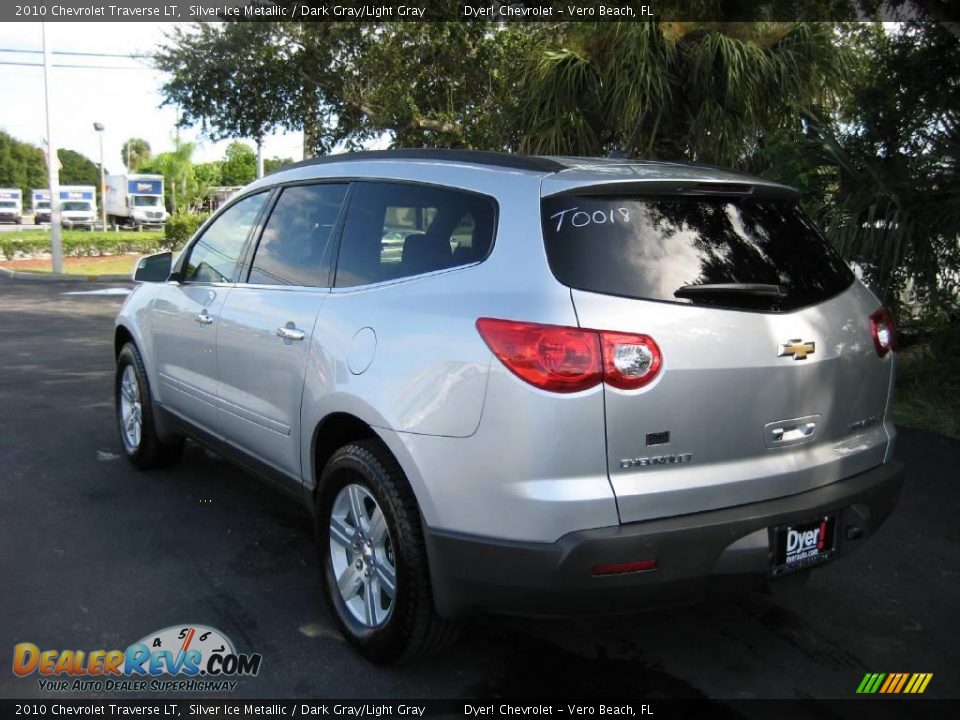 2010 Chevrolet Traverse LT Silver Ice Metallic / Dark Gray/Light Gray Photo #4