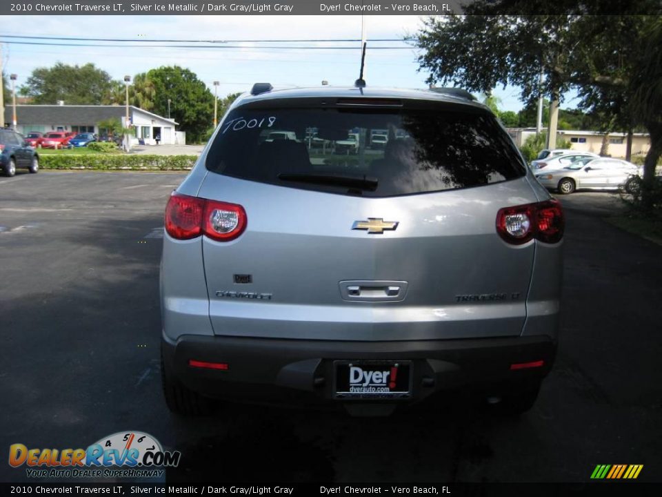 2010 Chevrolet Traverse LT Silver Ice Metallic / Dark Gray/Light Gray Photo #5