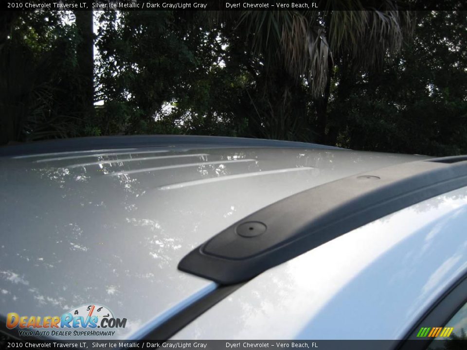 2010 Chevrolet Traverse LT Silver Ice Metallic / Dark Gray/Light Gray Photo #6