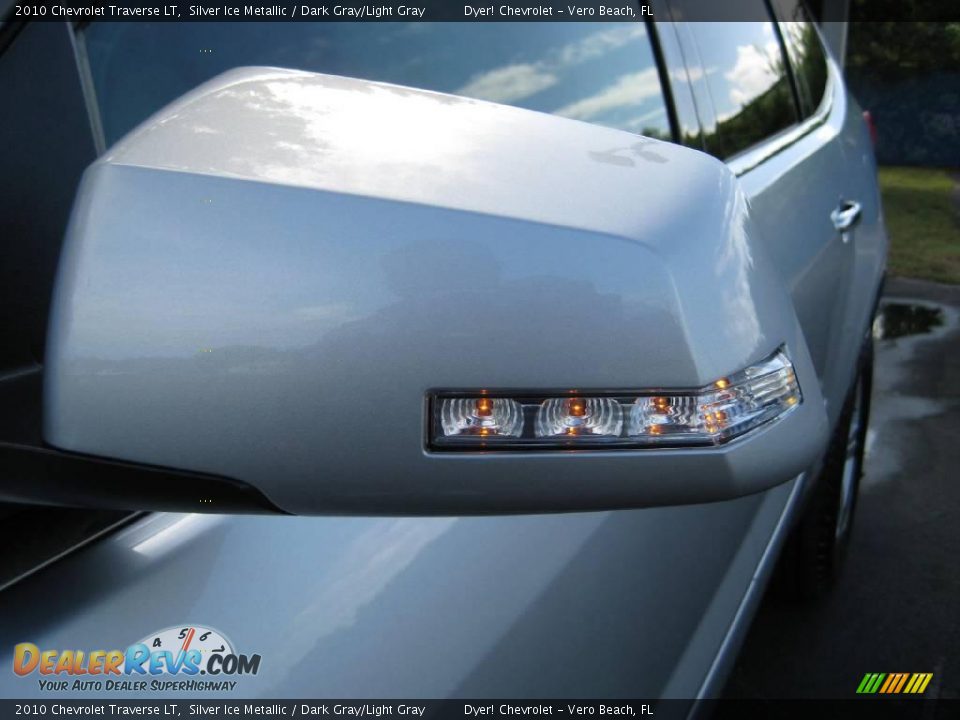 2010 Chevrolet Traverse LT Silver Ice Metallic / Dark Gray/Light Gray Photo #7