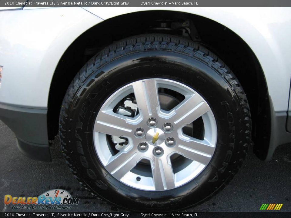 2010 Chevrolet Traverse LT Silver Ice Metallic / Dark Gray/Light Gray Photo #8