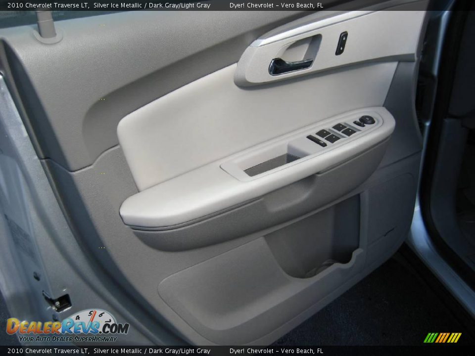 2010 Chevrolet Traverse LT Silver Ice Metallic / Dark Gray/Light Gray Photo #9